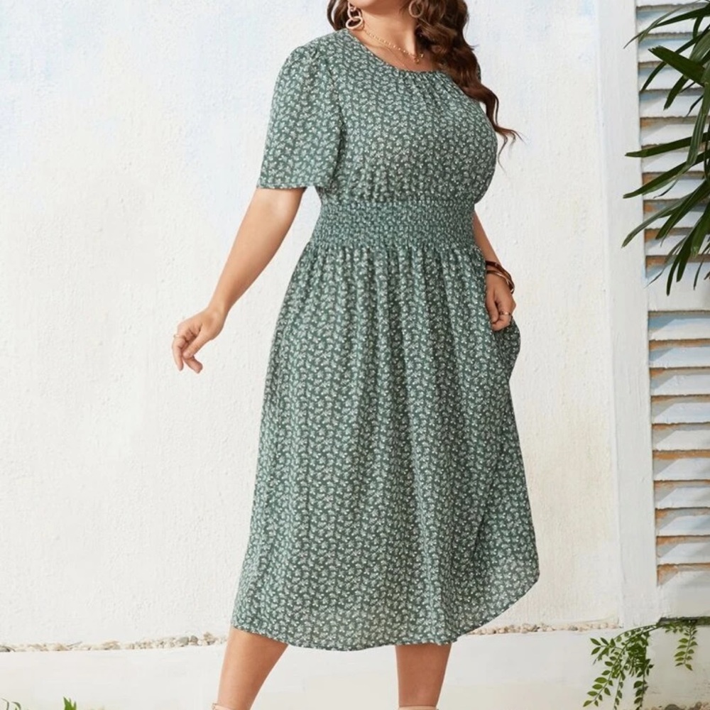 🛑SOLD🛑   SHEIN VCAY Plus Ditsy Floral Print Shirr